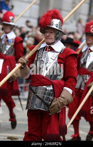 La Compagnie des Pikemen & Musketeers est une unité de cérémonie de l'honorable Artillerie Company (HAC), qui fournit un régiment pour la Réserve de l'Armée de terre et est associée à la ville de Londres.Le HAC est le plus ancien régiment de l'armée britannique, mais pas le plus âgé.Au Lord Mayor’s Show de 2021, le samedi 13 novembre 2021. Banque D'Images