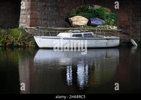 De vieux bateaux ont déraillent sur la rivière Leven à Dumbarton Banque D'Images