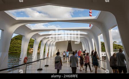 Pearl Harbor, Honolulu, Hawaii - 31 octobre 2021-touristes à l'intérieur du USS Arizona Memorial. Banque D'Images