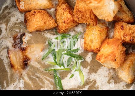 Gros plan sur la soupe à la crème aux champignons avec des croûtons Banque D'Images