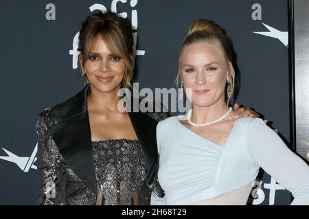 LOS ANGELES - 13 NOVEMBRE : Halle Berry, Valentina Shevchenko au Fest de l'AFI - première meurtrisée au Théâtre chinois IMAX de TCL le 13 novembre 2021 à Los Angeles, CA Banque D'Images