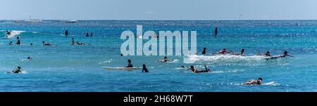 Honolulu, Hawaii - 6 novembre 2021 - les jeunes garçons jouent sur leurs planches de surf. Banque D'Images