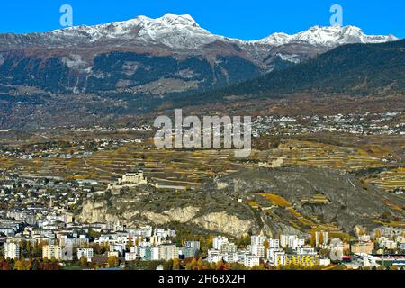 Sion, capitale du canton du Valais, Basilique de Valère, à gauche, et château de Tourbillon, à droite,Sion, Valais, Suisse Banque D'Images