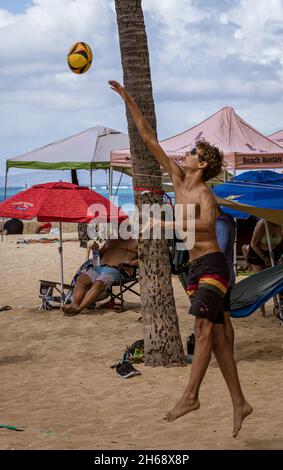 Honolulu, Hawaii - 6 novembre 2021 - un jeune homme joue au Beach-volley. Banque D'Images