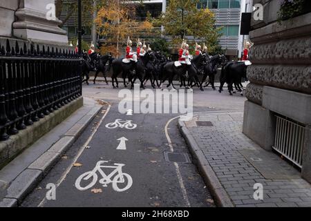 Les membres de la Househld Cavalry traversent City Streets avant de rejoindre le Lord Mayor's Show de la City de Londres, le quartier financier et historique de la capitale, le 13 novembre 2021, à Londres, en Angleterre.L'alderman Vincent Keaveny a été élu 693e maire de la ville de Londres.Le spectacle remonte au XIIIe siècle, lorsque le roi John a autorisé la ville antique de Londres à nommer son propre maire et que chaque maire nouvellement élu a fait le même voyage annuel dans les rues depuis plus de 800 ans. Banque D'Images