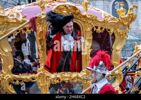 Le maire nouvellement élu de Londres, Alderman Vincent Keaveny, fait des vagues de son entraîneur d'État lors du Lord Mayor's Show dans la City de Londres, le quartier financier et historique de la capitale, le 13 novembre 2021, à Londres, en Angleterre.L'alderman Vincent Keaveny a été élu 693e maire de la ville de Londres.Le spectacle remonte au XIIIe siècle, lorsque le roi John a autorisé la ville antique de Londres à nommer son propre maire et que chaque maire nouvellement élu a fait le même voyage annuel dans les rues depuis plus de 800 ans. Banque D'Images