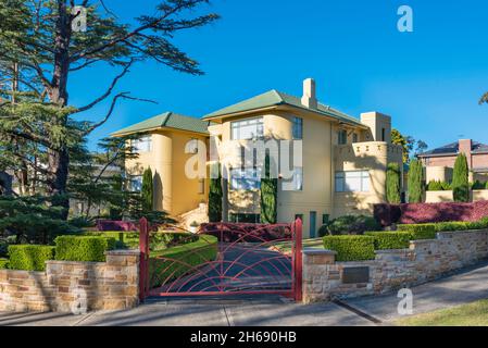 Nommée d'après la margarine australienne et peinte de la couleur de la marque, cette maison de Lindfield Sydney, Meadow Lea a été construite pour Jim Johnson dans les années 1940 Banque D'Images