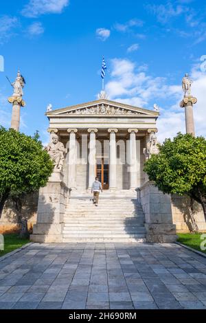 Vue de face de l'Académie d'Athènes est l'académie nationale de Grèce, et le plus haut établissement de recherche dans le pays. Banque D'Images