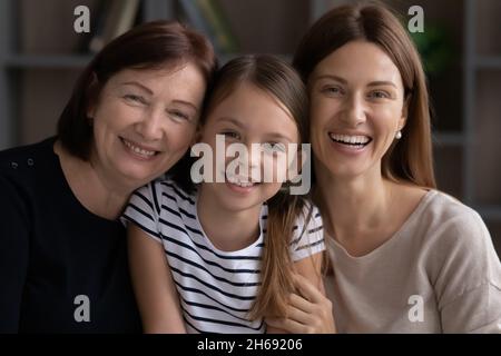 Tête portrait de trois générations de femmes souriantes ensemble Banque D'Images