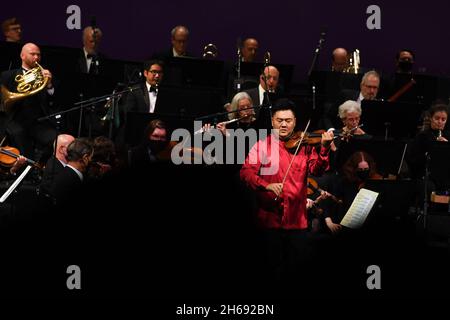 (211114) -- NEW YORK, le 14 novembre 2021 (Xinhua) -- le violoniste Hu Shenghua (devant) et le New York City Ballet Orchestra se sont réunis pendant le concert « East/West: A Symphonic Celebration » au Lincoln Center de New York, aux États-Unis, le 13 novembre 2021.Un concert tenu dans le Lincoln Center de New York le samedi soir a charmé le public avec plusieurs pièces musicales chinoises.Le concert fait partie de « image China », une initiative d'échange culturel présentée par China Arts and Entertainment Group, qui vise à présenter les arts de la scène chinois traditionnels et contemporains à des publics du monde entier Banque D'Images