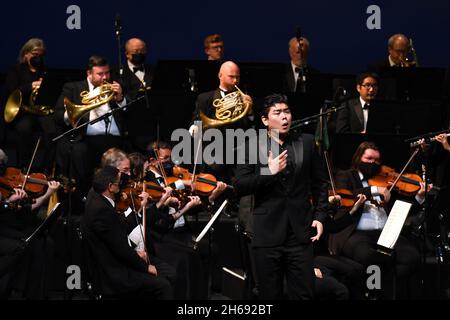 (211114) -- NEW YORK, le 14 novembre 2021 (Xinhua) -- Bass William Guanbo su (front) chante pendant le concert « East/West: A Symphonic Celebration » au Lincoln Center de New York, aux États-Unis, le 13 novembre 2021.Un concert tenu dans le Lincoln Center de New York le samedi soir a charmé le public avec plusieurs pièces musicales chinoises.Le concert fait partie de « image China », une initiative d'échange culturel présentée par China Arts and Entertainment Group, qui vise à présenter les arts de la scène chinois traditionnels et contemporains à des publics du monde entier.(Xinhua/Li Rui) Banque D'Images