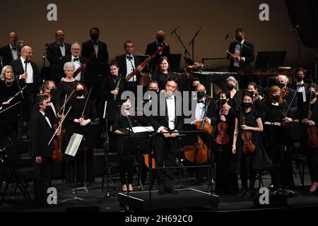 (211114) -- NEW YORK, le 14 novembre 2021 (Xinhua) -- le chef d'orchestre Cai Jindong (C) et le New York City Ballet Orchestra réagissent pendant le concert « East/West: A Symphonic Celebration » au Lincoln Center de New York, aux États-Unis, le 13 novembre 2021.Un concert tenu dans le Lincoln Center de New York le samedi soir a charmé le public avec plusieurs pièces musicales chinoises.Le concert fait partie de « image China », une initiative d'échange culturel présentée par China Arts and Entertainment Group, qui vise à présenter les arts de la scène chinois traditionnels et contemporains à des publics du monde entier.(Xin Banque D'Images