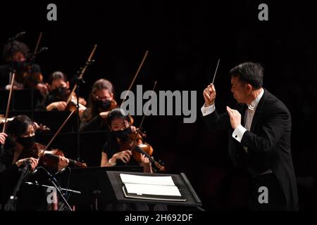 (211114) -- NEW YORK, le 14 novembre 2021 (Xinhua) -- le chef d'orchestre Cai Jindong (R) et le New York City Ballet Orchestra se sont réunis au Lincoln Center de New York, aux États-Unis, le 13 novembre 2021.Un concert tenu dans le Lincoln Center de New York le samedi soir a charmé le public avec plusieurs pièces musicales chinoises.Le concert fait partie de « image China », une initiative d'échange culturel présentée par China Arts and Entertainment Group, qui vise à présenter les arts de la scène chinois traditionnels et contemporains à des publics du monde entier.(X Banque D'Images