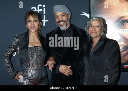 13 novembre 2021, Los Angeles, CA, Etats-Unis: LOS ANGELES - 13 NOVEMBRE: Halle Berry, Van Hunt, mère de Van à l'AFI Fest - première meurtrisée au TCL Chinese Theater IMAX le 13 novembre 2021 à Los Angeles, CA (Credit image: © Kay Blake/ZUMA Press Wire) Banque D'Images