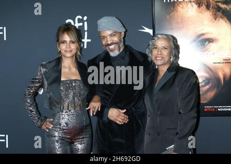 13 novembre 2021, Los Angeles, CA, Etats-Unis: LOS ANGELES - 13 NOVEMBRE: Halle Berry, Van Hunt, mère de Van à l'AFI Fest - première meurtrisée au TCL Chinese Theater IMAX le 13 novembre 2021 à Los Angeles, CA (Credit image: © Kay Blake/ZUMA Press Wire) Banque D'Images