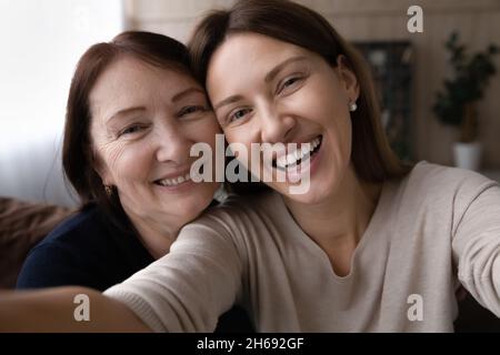 Portrait de tête bonne femme avec mère mature prenant le selfie Banque D'Images
