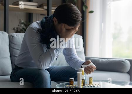 Un jeune homme stressé et malsain souffrant des premiers symptômes de la grippe. Banque D'Images