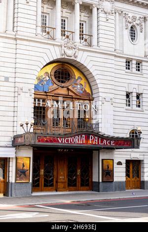 Victoria Westminster London England UK, novembre 7 2021, Victoria Palace Theatre montrant les portes d'entrée et l'extérieur du bâtiment de Hamilton Banque D'Images