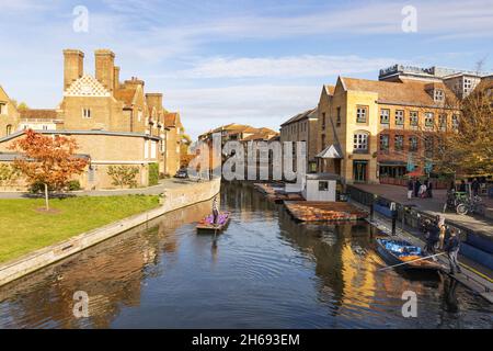 Cambridge, Royaume-Uni ; punting sur la River Cam au pont de Magdalene dans le centre-ville en automne, Cambridge, Angleterre, Royaume-Uni Banque D'Images