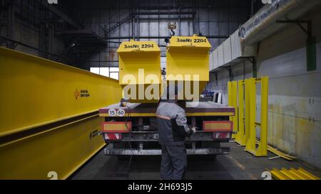 Pont roulant à poutre en I.Attache.Entrepôt avec de grandes poutres métalliques jaunes.Entrepôt industriel avec poutres principales et chariot de pont roulant. Banque D'Images