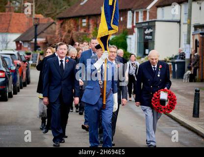 East Hoathly, Royaume-Uni.14 novembre 2021.Les villageois d'East Hoathly se mettent en route vers leur église du village d'East Sussex pour le service du dimanche du souvenir.Photo par crédit : Jim Holden/Alay Live News Banque D'Images