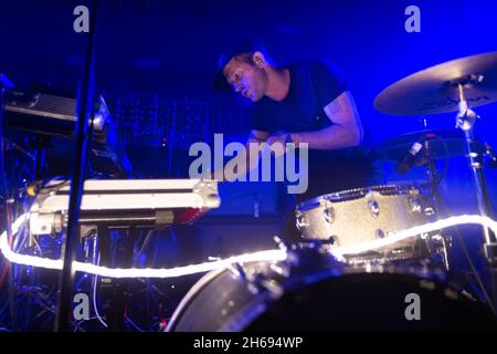 Édimbourg, Écosse.Samedi 13 novembre 2021.AK/DK se produit en direct à Summerhall dans le cadre d'une courte visite du Royaume-Uni avec le groupe post-rock 65daysofstatic.AK/DK sont Graham Sowerby et Ed Chivers, un duo double tambour et synthé de Brighton, en Angleterre, qui a sorti leur troisième album ‘particules hareds’ en août 2020. Banque D'Images