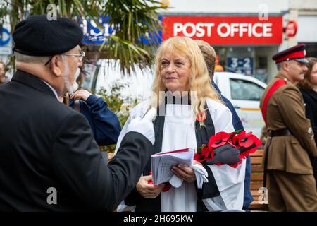 Camborne,Cornwall,UK,14 novembre 2021,les gens assistent à un service de mémoire à Camborne, Cornwall, y compris les Cadets de l'Air et le maire, le conseiller Zoe Fox.La parade a défilé dans le centre-ville avant la couronne qui a été posée au mémorial et au service de l'église Camborne. Crédit : Keith Larby/Alay Live News Banque D'Images