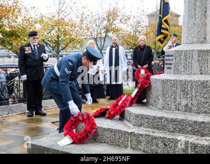 Camborne, Cornwall, Royaume-Uni.14 novembre 2021.Les gens assistent à un service de mémoire à Camborne, en Cornwall, y compris les Cadets de l'Air et le maire, le conseiller Zoe Fox.La parade a défilé dans le centre-ville avant la pose de la couronne au mémorial et au service de l'église Camborne.Crédit : Keith Larby/Alay Live News Banque D'Images