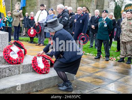 Camborne, Cornwall, Royaume-Uni.14 novembre 2021.Les gens assistent à un service de mémoire à Camborne, en Cornwall, y compris les Cadets de l'Air et le maire, le conseiller Zoe Fox.La parade a défilé dans le centre-ville avant la pose de la couronne au mémorial et au service de l'église Camborne.Crédit : Keith Larby/Alay Live News Banque D'Images