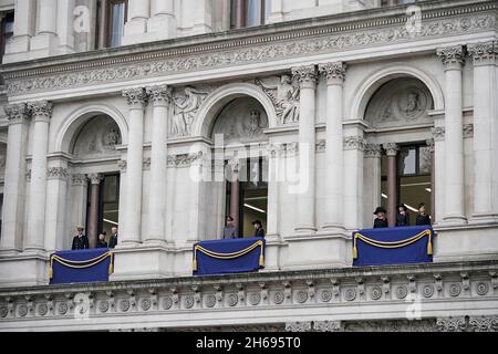 Membres de la famille royale (de gauche à droite) Vice-amiral Sir Tim Laurence, duc et duchesse de Gloucester, duc de Kent, princesse Alexandra, duchesse de Cornwall, duchesse de Cambridge et comtesse de Wessex sur le balcon pendant le service du dimanche du souvenir au Cenotaph,À Whitehall, Londres.Date de la photo: Dimanche 14 novembre 2021. Banque D'Images