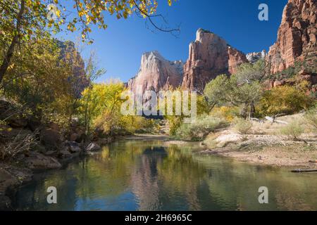 Parc national de Zion, Utah, États-Unis.Vue le long de la rivière Virgin jusqu'à Abraham et Isaac, formations rocheuses voisines à la Cour des Patriarches, automne. Banque D'Images