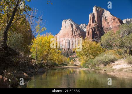 Parc national de Zion, Utah, États-Unis.Vue le long de la rivière Virgin jusqu'à Abraham et Isaac, formations rocheuses voisines à la Cour des Patriarches, automne. Banque D'Images