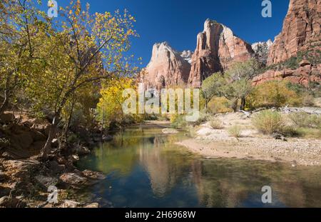 Parc national de Zion, Utah, États-Unis.Vue le long de la rivière Virgin jusqu'à Abraham et Isaac, formations rocheuses voisines à la Cour des Patriarches, automne. Banque D'Images