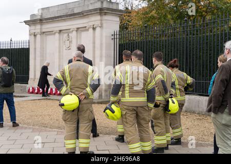 Greenwich, Londres, Royaume-Uni.14 novembre 2021.Les résidents, l'équipage des pompiers, les anciens combattants, le groupe scout et les conseillers locaux se réunissent pour rendre hommage le dimanche du souvenir au mémorial de guerre de Maze Hill Greenwich.Credit: xiu Bao/Alay Live News Banque D'Images