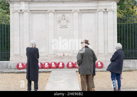 Greenwich, Londres, Royaume-Uni.14 novembre 2021.Les résidents, l'équipage des pompiers, les anciens combattants, le groupe scout et les conseillers locaux se réunissent pour rendre hommage le dimanche du souvenir au mémorial de guerre de Maze Hill Greenwich.Credit: xiu Bao/Alay Live News Banque D'Images