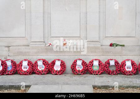 Greenwich, Londres, Royaume-Uni.14 novembre 2021.Les résidents, l'équipage des pompiers, les anciens combattants, le groupe scout et les conseillers locaux se réunissent pour rendre hommage le dimanche du souvenir au mémorial de guerre de Maze Hill Greenwich.Credit: xiu Bao/Alay Live News Banque D'Images