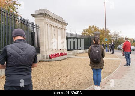 Greenwich, Londres, Royaume-Uni.14 novembre 2021.Les résidents, l'équipage des pompiers, les anciens combattants, le groupe scout et les conseillers locaux se réunissent pour rendre hommage le dimanche du souvenir au mémorial de guerre de Maze Hill Greenwich.Credit: xiu Bao/Alay Live News Banque D'Images