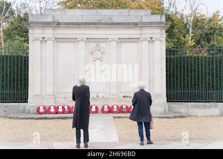 Greenwich, Londres, Royaume-Uni.14 novembre 2021.Les résidents, l'équipage des pompiers, les anciens combattants, le groupe scout et les conseillers locaux se réunissent pour rendre hommage le dimanche du souvenir au mémorial de guerre de Maze Hill Greenwich.Credit: xiu Bao/Alay Live News Banque D'Images