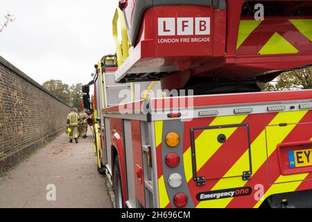 Greenwich, Londres, Royaume-Uni.14 novembre 2021.Les résidents, l'équipage des pompiers, les anciens combattants, le groupe scout et les conseillers locaux se réunissent pour rendre hommage le dimanche du souvenir au mémorial de guerre de Maze Hill Greenwich.Credit: Xiu Bao/Alamy Live News Banque D'Images