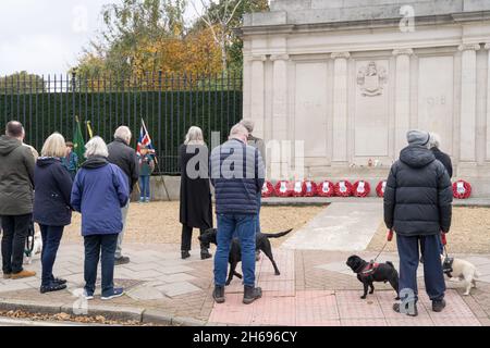 Greenwich, Londres, Royaume-Uni.14 novembre 2021.Les résidents, l'équipage des pompiers, les anciens combattants, le groupe scout et les conseillers locaux se réunissent pour rendre hommage le dimanche du souvenir au mémorial de guerre de Maze Hill Greenwich.Credit: Xiu Bao/Alamy Live News Banque D'Images