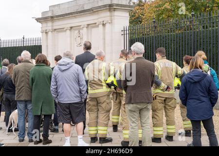 Greenwich, Londres, Royaume-Uni.14 novembre 2021.Les résidents, l'équipage des pompiers, les anciens combattants, le groupe scout et les conseillers locaux se réunissent pour rendre hommage le dimanche du souvenir au mémorial de guerre de Maze Hill Greenwich.Credit: Xiu Bao/Alamy Live News Banque D'Images