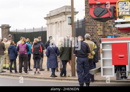 Greenwich, Londres, Royaume-Uni.14 novembre 2021.Les résidents, l'équipage des pompiers, les anciens combattants, le groupe scout et les conseillers locaux se réunissent pour rendre hommage le dimanche du souvenir au mémorial de guerre de Maze Hill Greenwich.Credit: Xiu Bao/Alamy Live News Banque D'Images