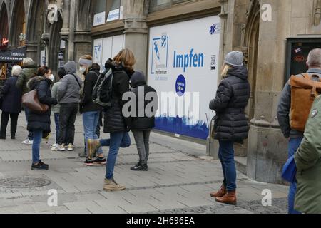 Pop up corona centre de vaccination, Marienplatz, Munich, Bavière, Allemagne.Zone piétonne. Banque D'Images