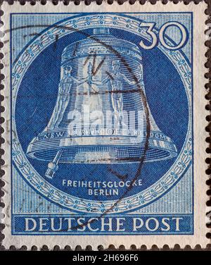 ALLEMAGNE, Berlin - VERS 1951: Timbre-poste de l'Allemagne, Berlin montrant la cloche de la liberté avec le texte: Nouvelle naissance de la liberté.Clapper à gauche.Couleur : Banque D'Images