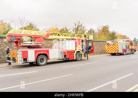 Greenwich, Londres, Royaume-Uni.14 novembre 2021.Les résidents, l'équipage des pompiers, les anciens combattants, le groupe scout et les conseillers locaux se réunissent pour rendre hommage le dimanche du souvenir au mémorial de guerre de Maze Hill Greenwich.Credit: Xiu Bao/Alamy Live News Banque D'Images