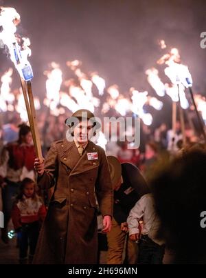 East Hoathly, Royaume-Uni.13 novembre 2021.East Hoathly et Halland Carnival Society défilent avec des torches à travers les rues du village East Sussex bordées de centaines de spectateurs dans leur acte annuel de souvenir.L'événement se termine par un feu de camp et un feu d'artifice.Photo par crédit : Jim Holden/Alay Live News Banque D'Images