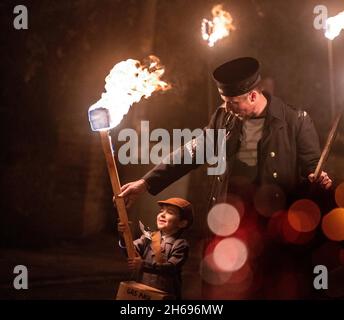 East Hoathly, Royaume-Uni.13 novembre 2021.East Hoathly et Halland Carnival Society défilent avec des torches à travers les rues du village East Sussex bordées de centaines de spectateurs dans leur acte annuel de souvenir.L'événement se termine par un feu de camp et un feu d'artifice.Photo par crédit : Jim Holden/Alay Live News Banque D'Images