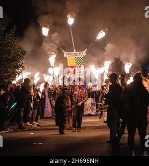 East Hoathly, Royaume-Uni.13 novembre 2021.East Hoathly et Halland Carnival Society défilent avec des torches à travers les rues du village East Sussex bordées de centaines de spectateurs dans leur acte annuel de souvenir.L'événement se termine par un feu de camp et un feu d'artifice.Photo par crédit : Jim Holden/Alay Live News Banque D'Images