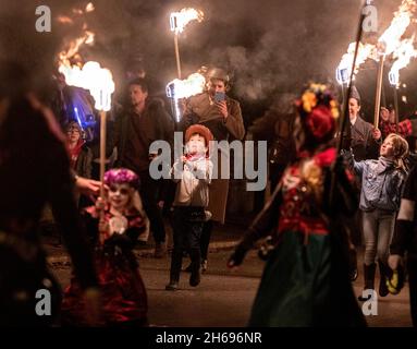 East Hoathly, Royaume-Uni.13 novembre 2021.East Hoathly et Halland Carnival Society défilent avec des torches à travers les rues du village East Sussex bordées de centaines de spectateurs dans leur acte annuel de souvenir.L'événement se termine par un feu de camp et un feu d'artifice.Photo par crédit : Jim Holden/Alay Live News Banque D'Images