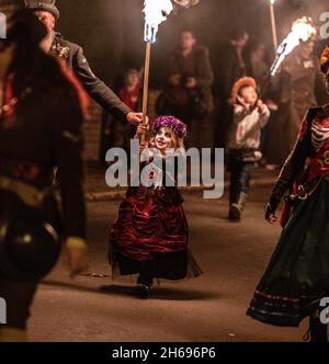 East Hoathly, Royaume-Uni.13 novembre 2021.East Hoathly et Halland Carnival Society défilent avec des torches à travers les rues du village East Sussex bordées de centaines de spectateurs dans leur acte annuel de souvenir.L'événement se termine par un feu de camp et un feu d'artifice.Photo par crédit : Jim Holden/Alay Live News Banque D'Images